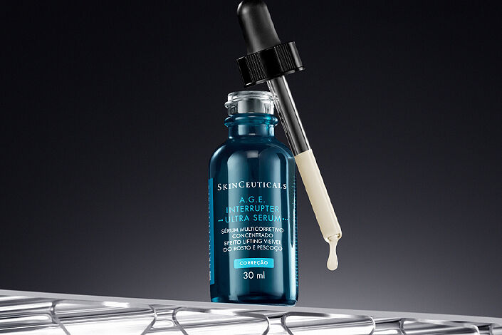 O A.G.E. INTERRUPTER ULTRA SERUM e um serum anti-idade capaz de promover efeito Lifting Visivel: Eleva a estrutura facial do pescoco ao rosto¹