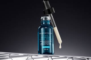 O A.G.E. INTERRUPTER ULTRA SERUM e um serum anti-idade capaz de promover efeito Lifting Visivel: Eleva a estrutura facial do pescoco ao rosto¹