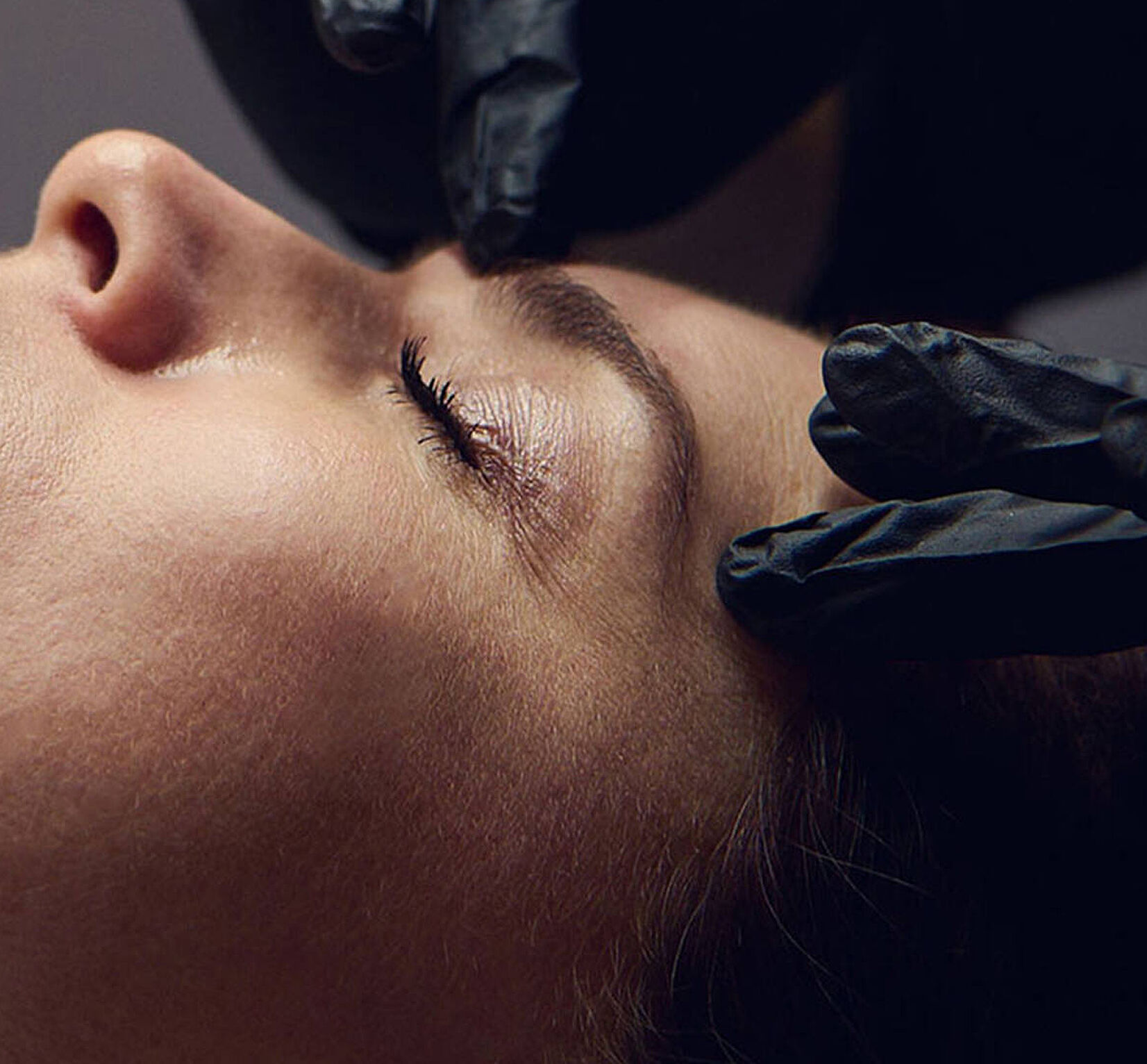 Produtos de skincare de SkinCeuticals para procedimentos esteticos realizados na area ao redor dos olhos. 