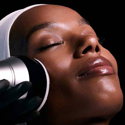 Procedimento de ultrassom facial para reduzir rugas e melhorar firmeza da pele