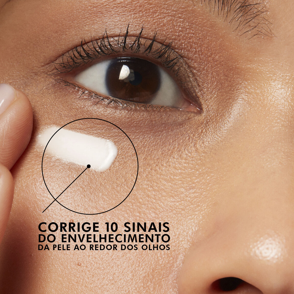 Aplicacao de A.G.E. Advanced Eye que corrige 10 sinais do envelhecimento ao redor dos olhos.